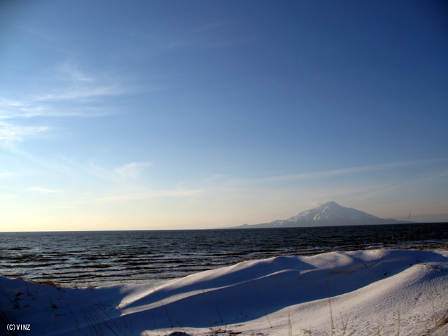 雪景色 北海道　道北 日本海（利尻水道）を挟んで見る 利尻岳 利尻富士